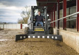 Челни товарачи New Holland L220
