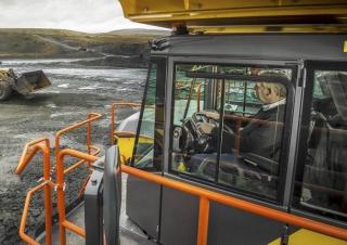 Камиони-самосвали Volvo R100