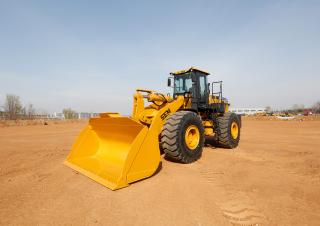 Колесни товарачи SEM 676D 