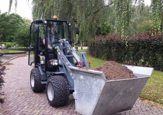 Колесни товарачи Giant G2200HD