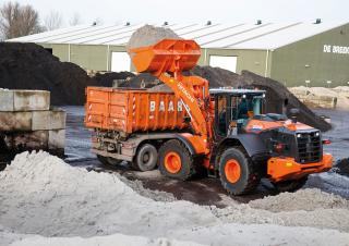 Колесни товарачи Hitachi ZW220-6