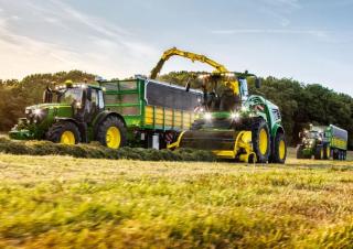 Комбайн за фураж 4-WD (задвиждане на четирите колела) John Deere 9900 