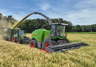 Комбайн за фураж 4-WD (задвиждане на четирите колела) Fendt Katana 850