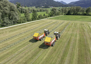 Къси ремаркета за силаж Pöttinger Boss 3240 Master