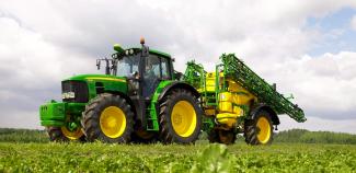 Прикачни полеви пръскачки John Deere 824