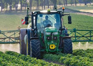 Прикачни полеви пръскачки John Deere R732i