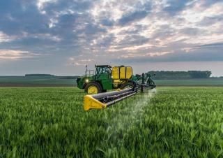 Самоходни полеви пръскачки John Deere R4050i
