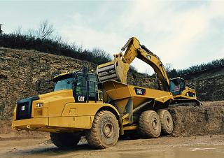Съчленени самосвали Caterpillar 745
