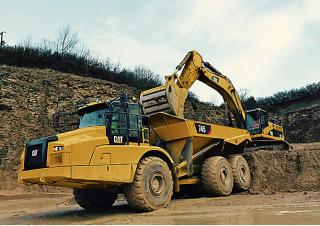 Съчленени самосвали Caterpillar 745