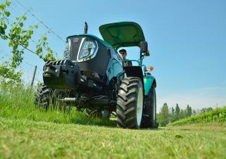 Трактори 4WD (задвиждане на четирите колела) Arbos 3055