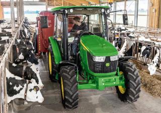 Трактори 4WD (задвиждане на четирите колела) John Deere 5075E