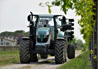 Трактори 4WD (задвиждане на четирите колела) Arbos 5100