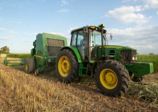 Трактори 4WD (задвиждане на четирите колела) John Deere 6105J