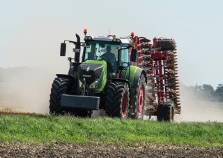 Трактори 4WD (задвиждане на четирите колела) Fendt 933 Vario ProfiPlus