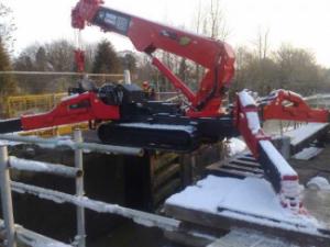 Верижни кранове - телескопична стрела UNIC URW-706