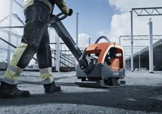 Вибролочи - уплърнителна техника Виброплочи с обратен ход Husqvarna LG 400