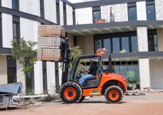 Високоповдигачи с висока проходимост Ausa C 250 H