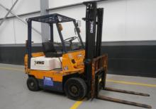 Челни вилични мотокари, дизелови Yang FD 15 Mark 3