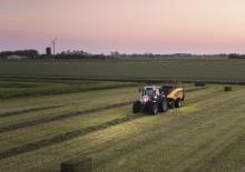 Големи квадратни преси + преси с висока плътност New Holland BB 890 PC