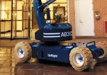 Колесни повдигачи с подвижна стрела UpRight AB 38 W