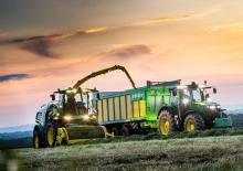 Комбайн за фураж 4-WD (задвиждане на четирите колела) John Deere 8100 