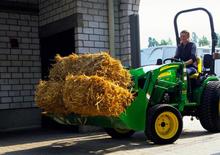 Общински многофункционални превозни средства на дизел John Deere 2027 R