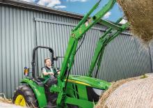 Общински многофункционални превозни средства на дизел John Deere 4052 M