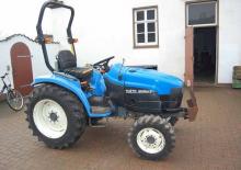 Общински многофункционални превозни средства на дизел New Holland TC 27 D
