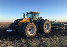 Трактори 4WD (задвиждане на четирите колела) Challenger 1046