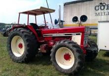 Трактори 4WD (задвиждане на четирите колела) International Harvester 1046