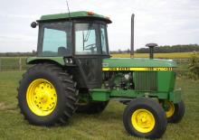 Трактори 4WD (задвиждане на четирите колела) John Deere 2750