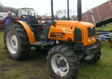 Трактори 4WD (задвиждане на четирите колела) Renault Fructus 140 - 4