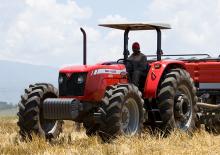 Трактори 4WD (задвиждане на четирите колела) Massey Ferguson MF 460 Xtra