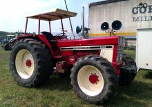 Трактори със задно задвижване International Harvester 1046