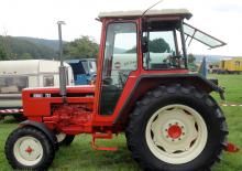Трактори със задно задвижване Renault 751